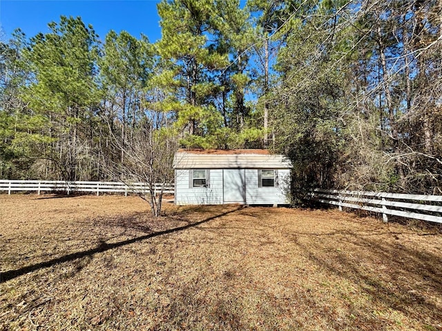 view of yard featuring a storage shed