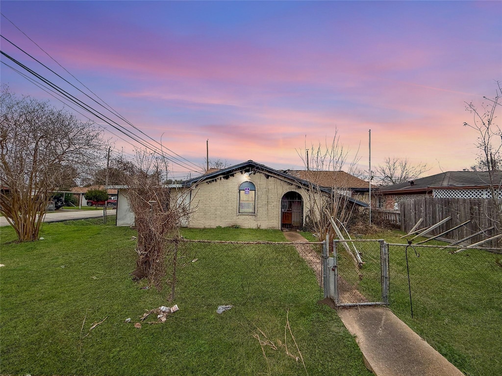 view of front of property with a lawn