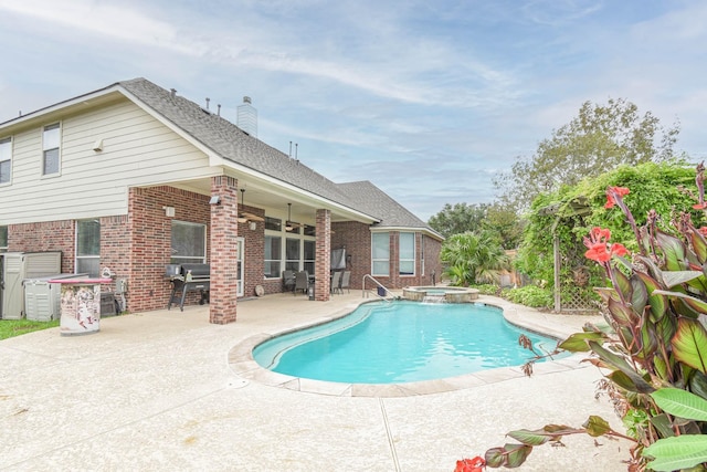 view of pool with an in ground hot tub, ceiling fan, and a patio area