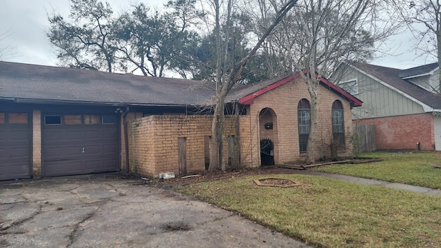 view of front of property featuring a garage and a front lawn