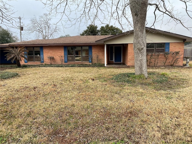 view of front of home featuring a front lawn