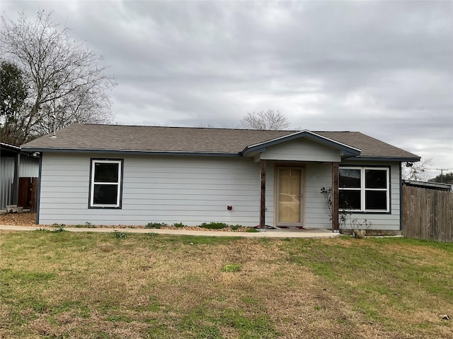 ranch-style home featuring a front lawn