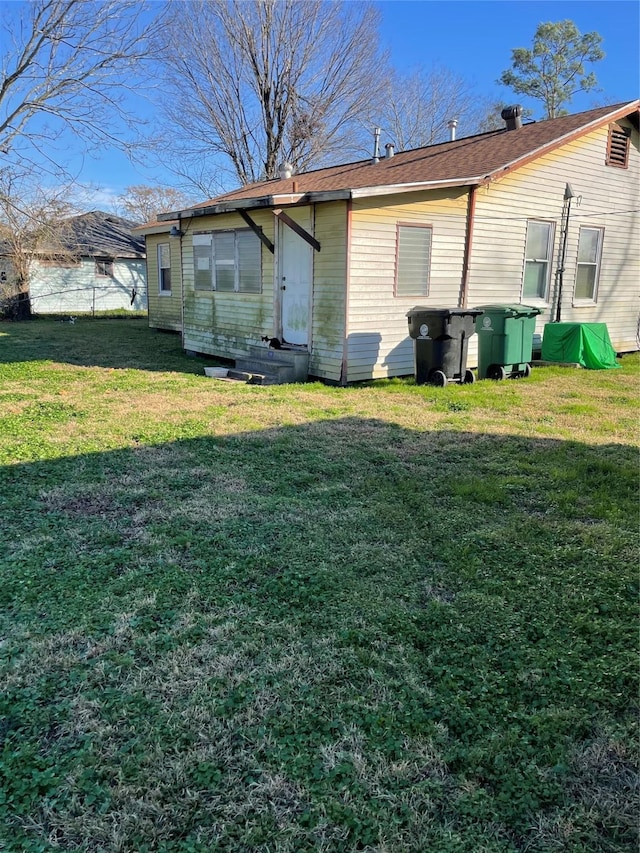 back of house featuring a lawn