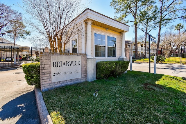 community sign featuring a lawn