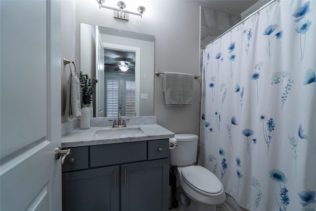 bathroom with ceiling fan, vanity, toilet, and a shower with shower curtain