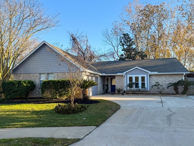 ranch-style home featuring a front lawn