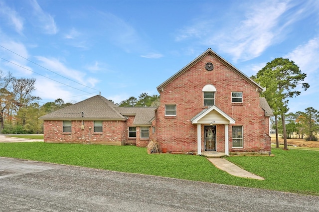 front of property with a front lawn