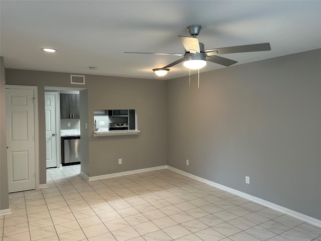 empty room featuring ceiling fan