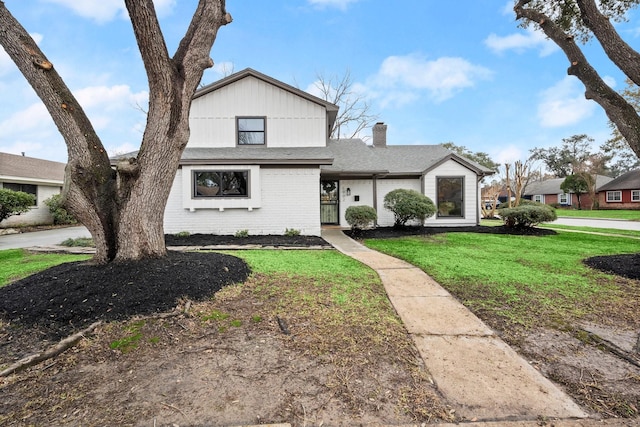 view of front of house featuring a front yard