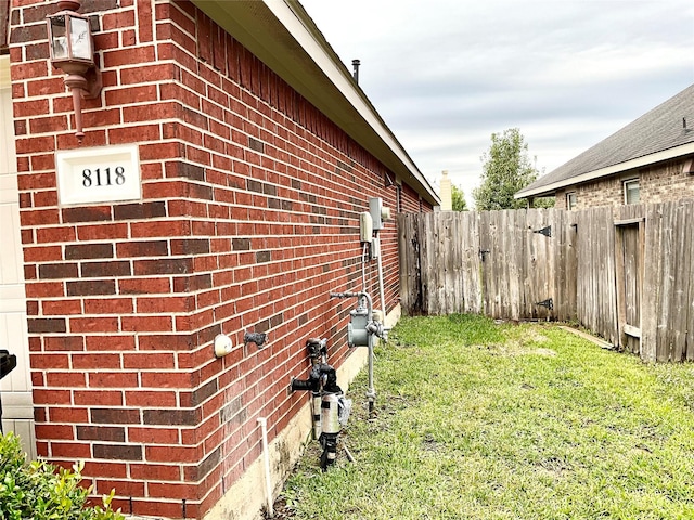 exterior space featuring a lawn