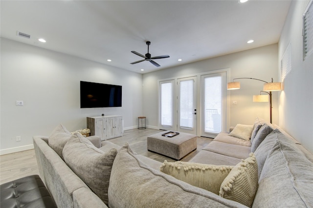 living area featuring ceiling fan, recessed lighting, visible vents, baseboards, and light wood-type flooring