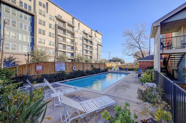 4901 Floyd St Unit 10, Houston, TX 77007 - community pool with a patio