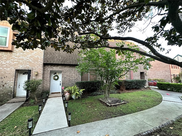 view of front of house with a front yard