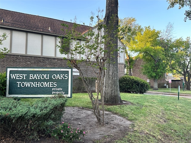 community sign with a yard