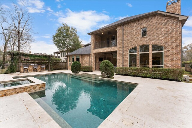 view of pool with an in ground hot tub, ceiling fan, and a patio area