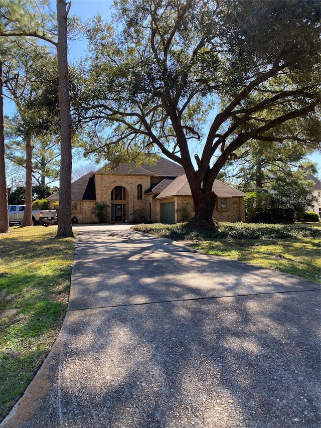 view of front facade featuring a front lawn