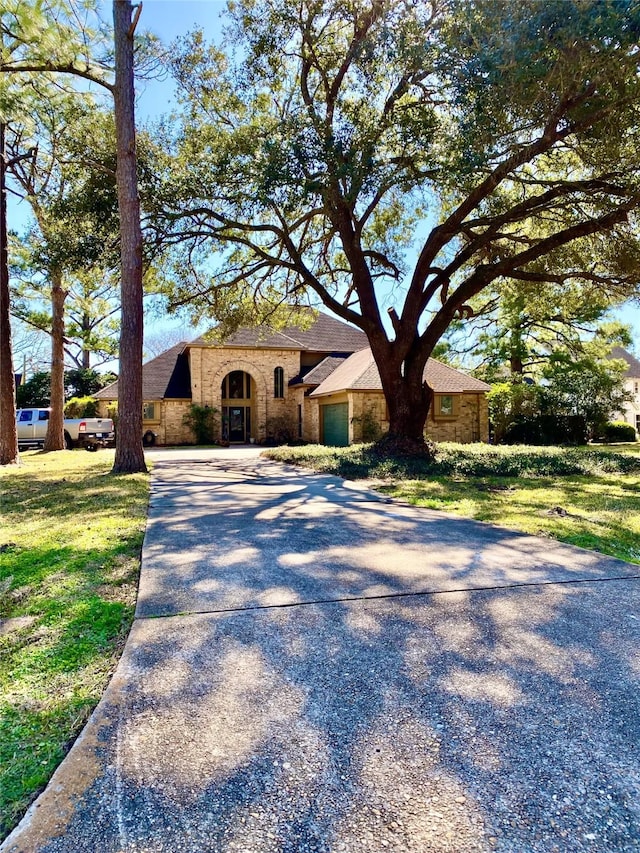 view of front of property with a front lawn