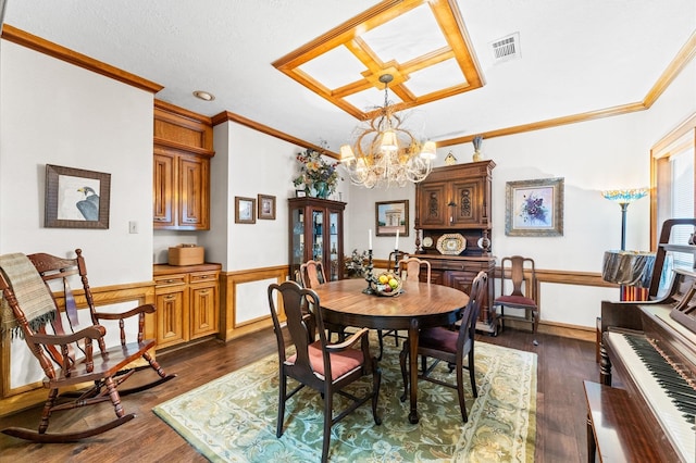 dining area featuring ornamental molding, dark hardwood / wood-style floors, and a notable chandelier