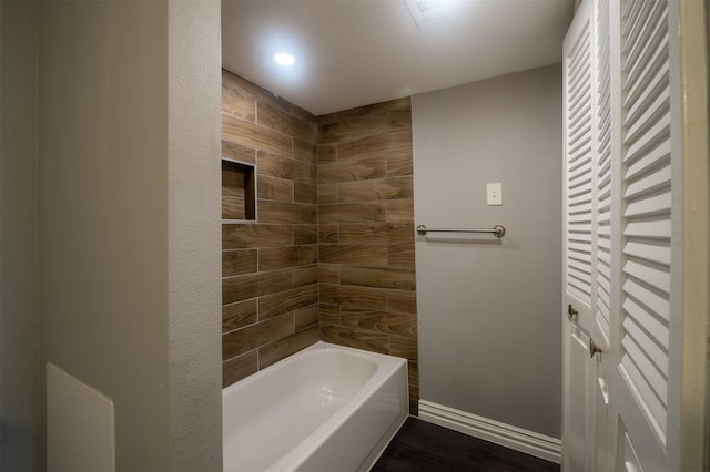 bathroom featuring tiled shower / bath