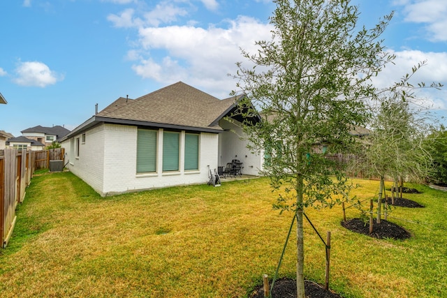 back of house featuring a lawn