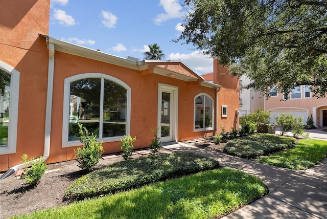 view of front of property featuring a front lawn