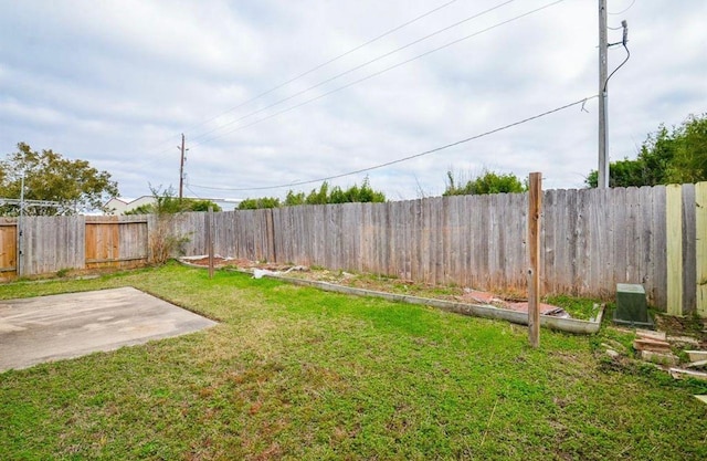 view of yard featuring a patio