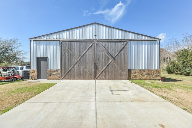 view of outdoor structure with an outdoor structure