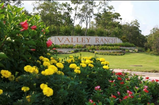 community sign with a lawn