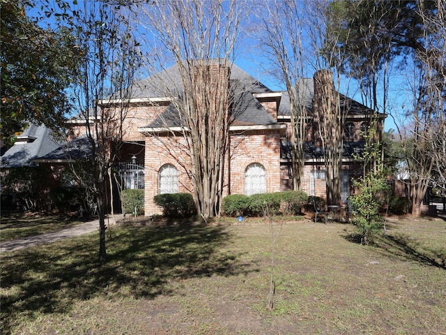 view of front of house featuring a front lawn