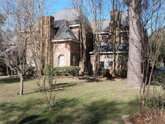 view of front facade featuring a front yard