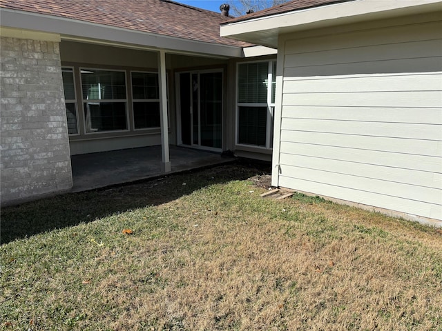 view of yard featuring a patio