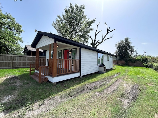 view of front facade featuring a front lawn