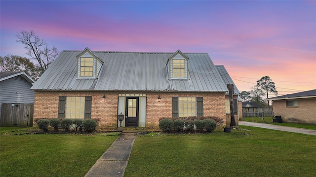 view of front of property featuring a lawn