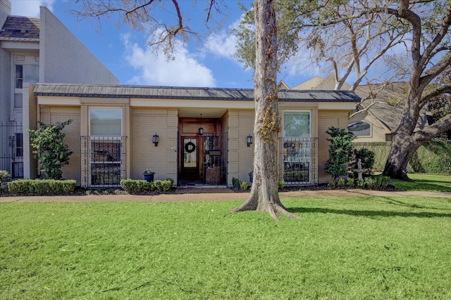 view of front of property with a front yard