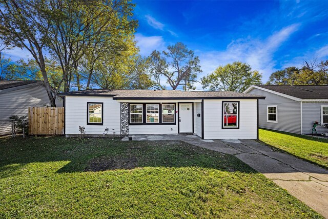 ranch-style home featuring a front yard