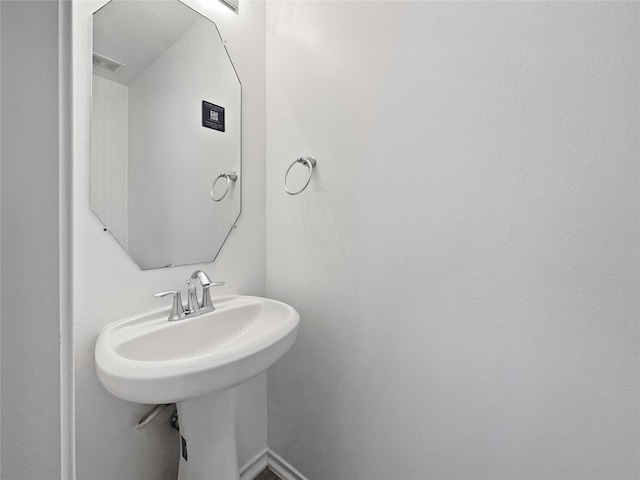 bathroom featuring sink