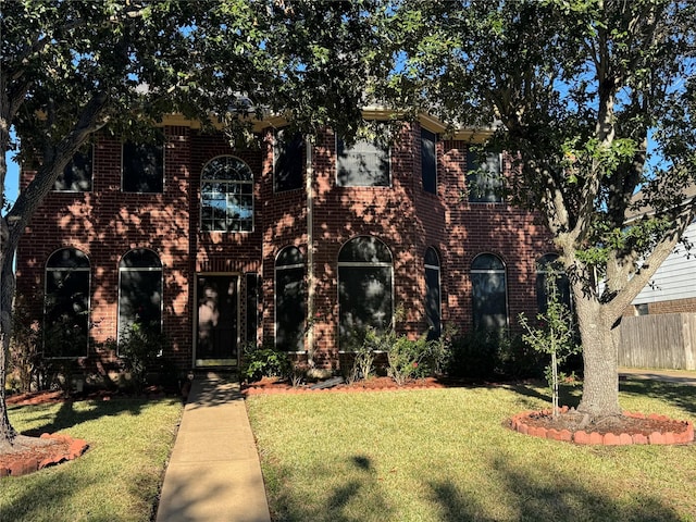 view of front facade featuring a front yard