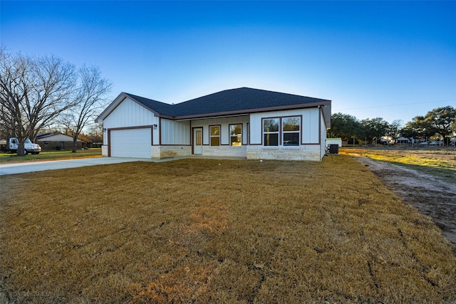 view of front of property featuring a garage and a front yard