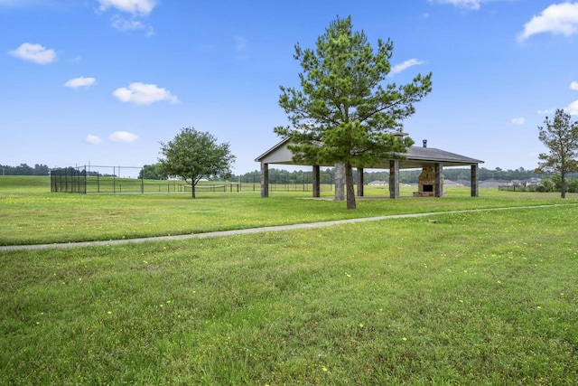 view of yard featuring a rural view