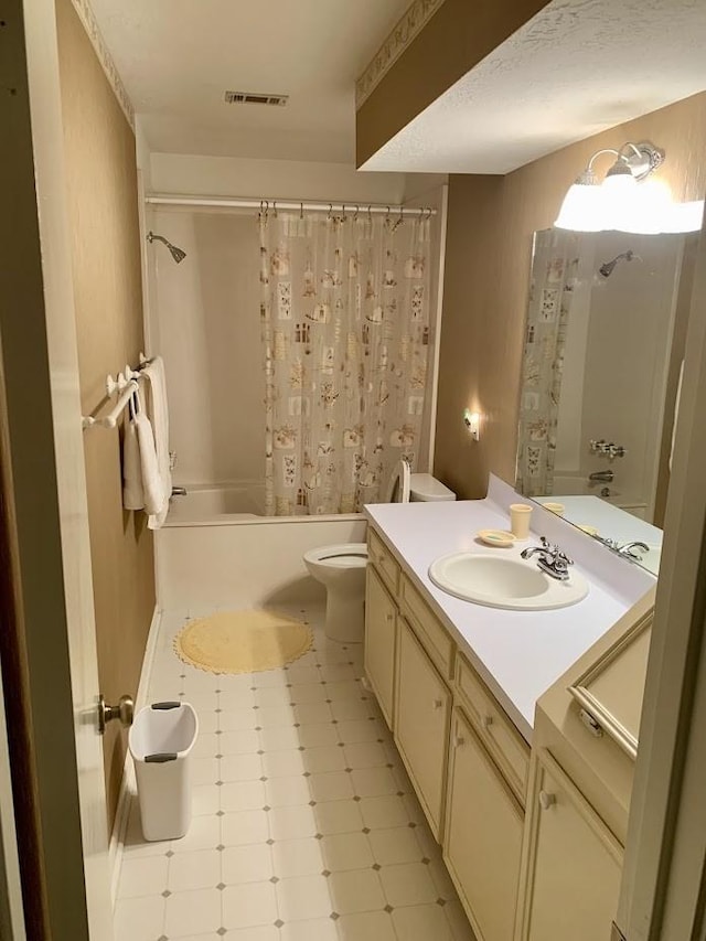 full bathroom with shower / tub combo with curtain, toilet, and vanity