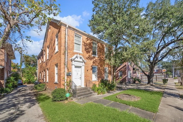 view of front facade featuring a front yard