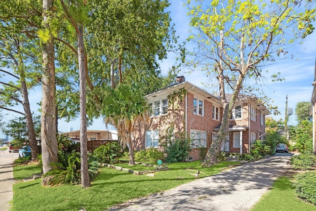 view of front facade featuring a front lawn