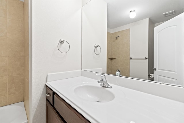 bathroom with vanity and tiled shower / bath