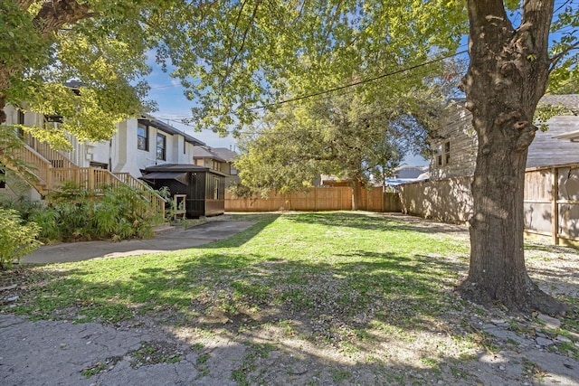 view of yard featuring a patio area