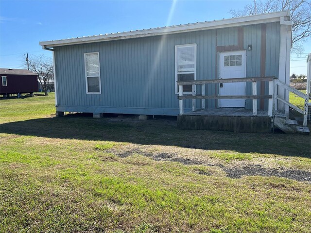 back of house featuring a yard