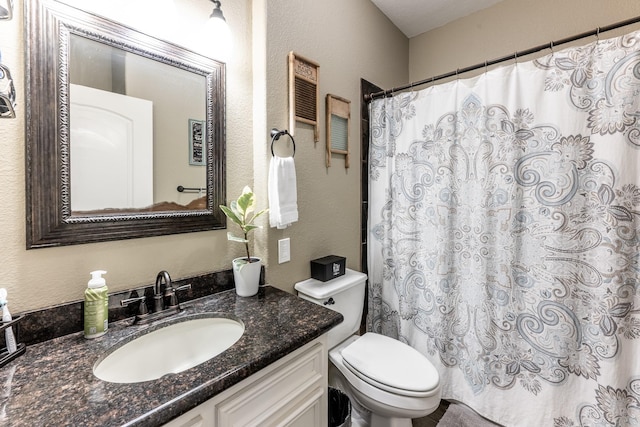 bathroom with a shower with curtain, vanity, and toilet