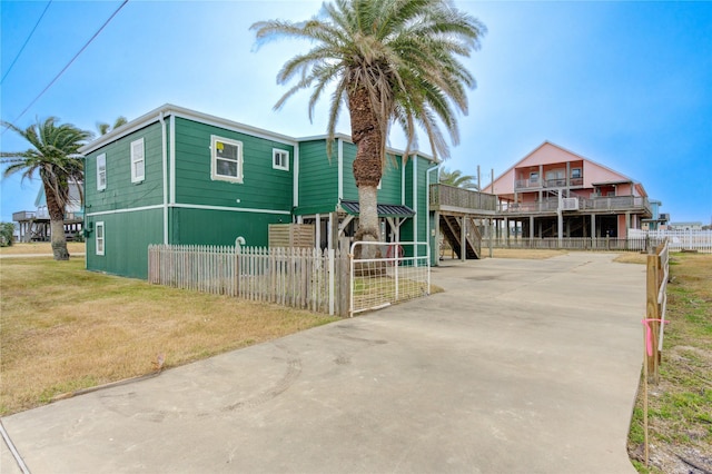 view of front of property featuring a front lawn