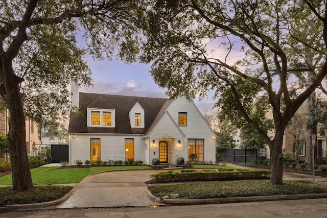 view of front of home featuring a yard