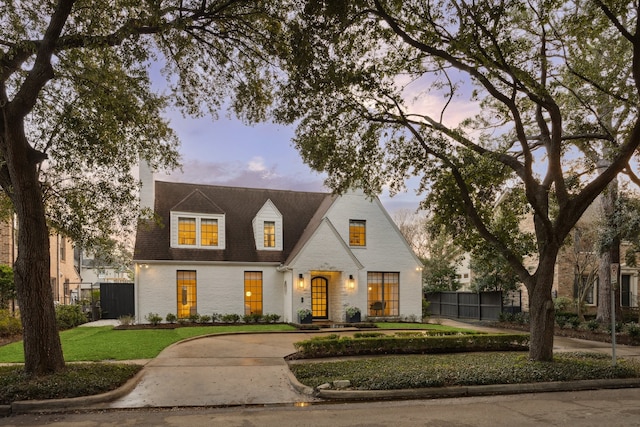 view of front of home featuring a lawn