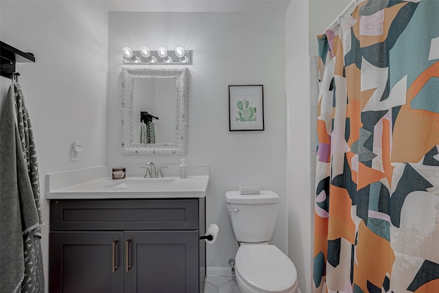 bathroom with a shower with curtain, vanity, and toilet